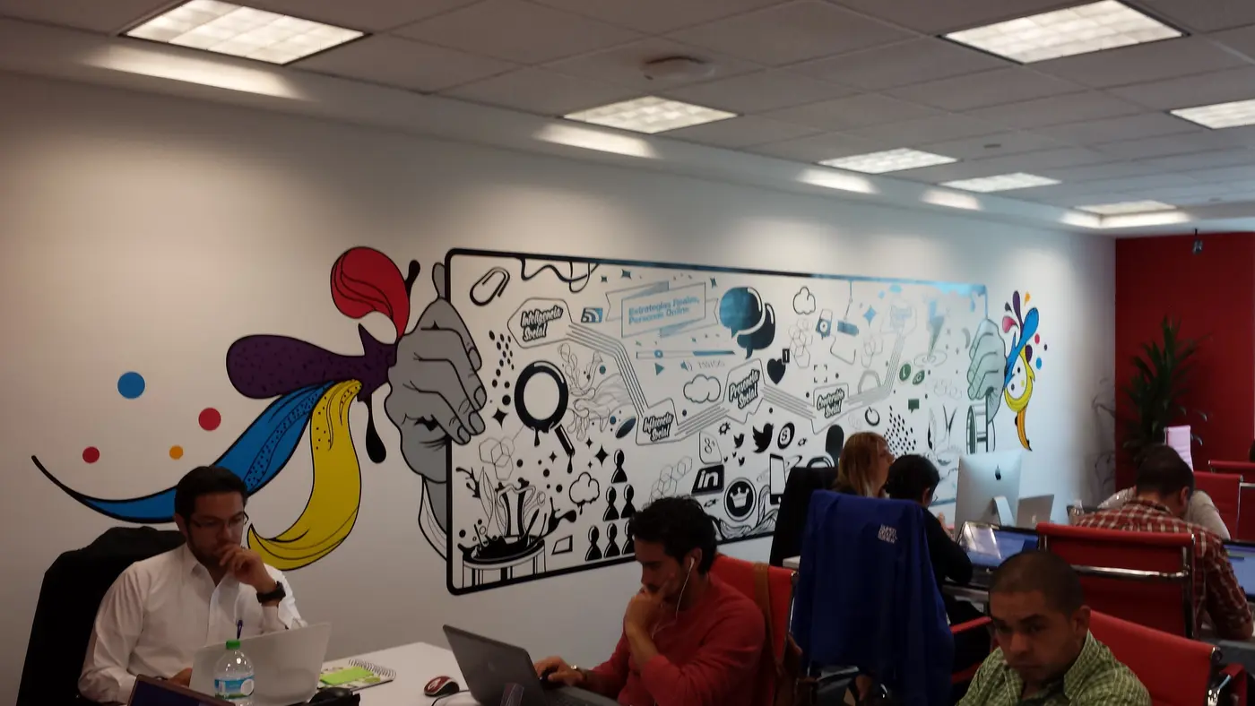 Gráfica de gran formato impresa en vinil e instalada en un interior comercial. Gráfica de gran formato impresa en vinil e instalada en un interior comercial.