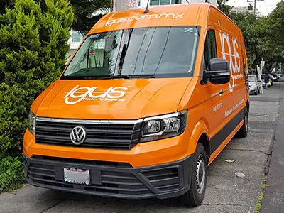 Van Transporter de Igus rotulada con gráfica impresa en vinil automotriz. Van Transporter de Igus rotulada con gráfica impresa en vinil automotriz.