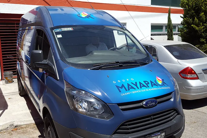 Camioneta tipo van de Mayapack con brandeo impreso en vinil automotriz. Camioneta tipo van de Mayapack con brandeo impreso en vinil automotriz.