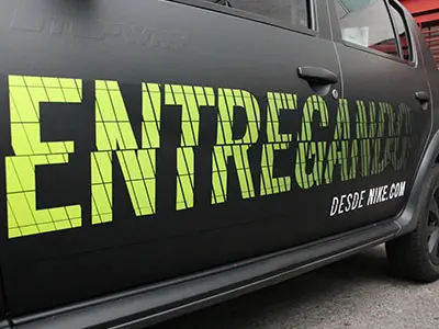 Auto rotulado para Nike con gráfica ENTREGANDO, impresa en vinil automotriz y laminada. Auto rotulado para Nike con gráfica ENTREGANDO, impresa en vinil automotriz y laminada.